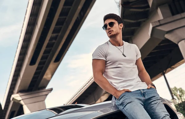 Guapo Joven Ropa Casual Pie Cerca Coche Deportivo Moderno Calle — Foto de Stock