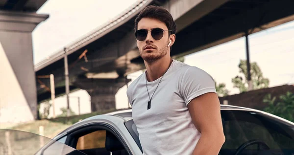 Guapo Joven Ropa Casual Pie Cerca Coche Deportivo Moderno Calle — Foto de Stock