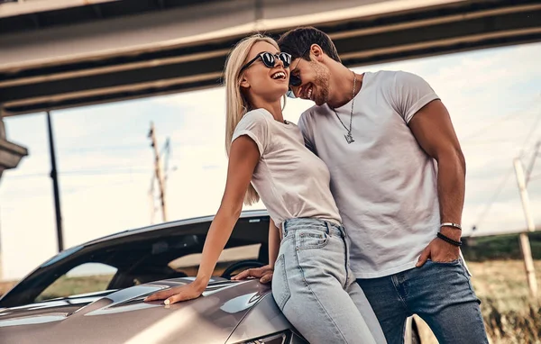 Hermosa Pareja Joven Ropa Casual Cerca Coche Deportivo —  Fotos de Stock