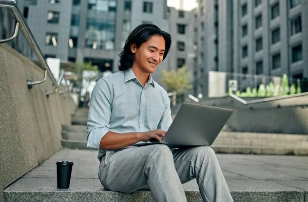 Asiatische Geschäftsleute Der Stadt Selbstbewusster Junger Mann Sitzt Mit Laptop — Stockfoto