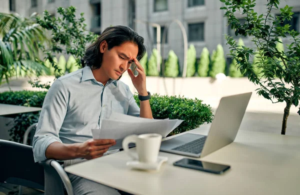 Asiatische Geschäftsleute Der Stadt Selbstbewusster Junger Mann Arbeitet Café — Stockfoto