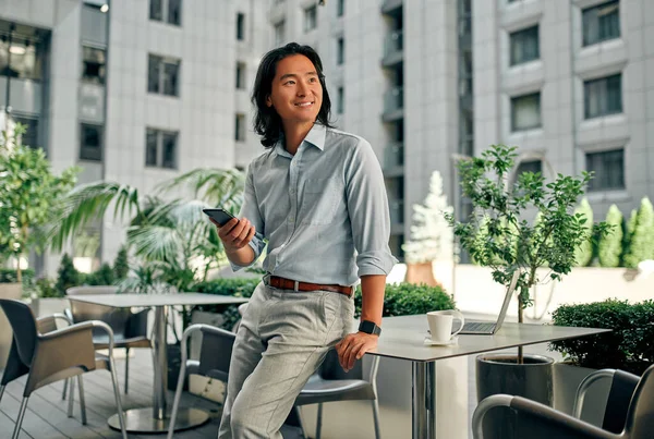 Asijský Obchodník Městě Sebevědomý Mladý Muž Pracující Kavárně — Stock fotografie