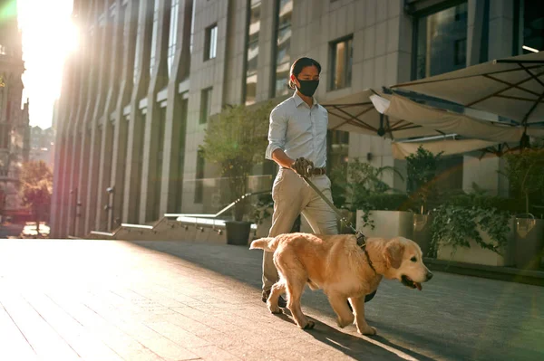 Asiatische Geschäftsleute Der Stadt Selbstbewusster Junger Mann Der Mit Hund — Stockfoto