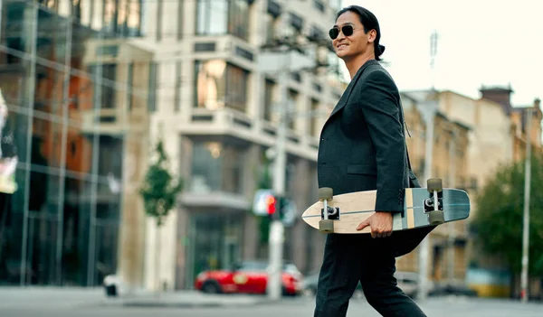 Asiatische Geschäftsleute Der Stadt Selbstbewusster Junger Mann Anzug Und Sonnenbrille — Stockfoto