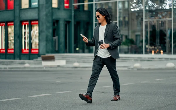 Hombre Negocios Asiático Ciudad Joven Confiado Caminando Aire Libre Traje — Foto de Stock