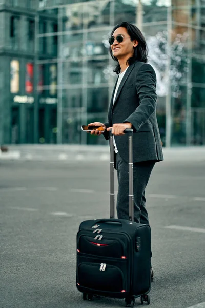 Asiatische Geschäftsleute Der Stadt Selbstbewusster Junger Mann Anzug Und Sonnenbrille — Stockfoto