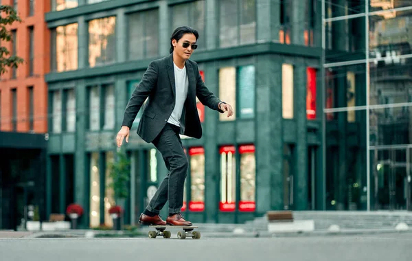 Азиатский Бизнесмен Городе Уверенный Молодой Человек Катается Скейте Открытым Небом — стоковое фото