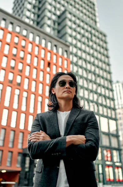 Asijský Obchodník Městě Jistý Mladý Muž Stojící Venku Obleku Slunečních — Stock fotografie