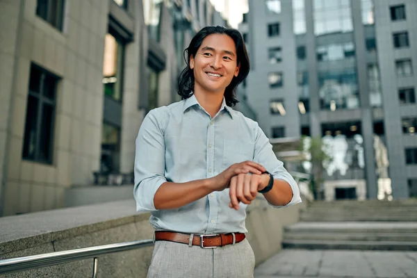 Asiatische Geschäftsleute Der Stadt Selbstbewusster Junger Mann Steht Anzug Der Stockbild