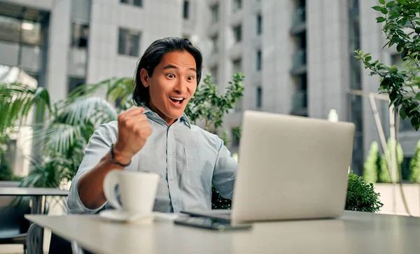 Hombre Negocios Asiático Ciudad Joven Confiado Trabajando Cafetería Fotos De Stock Sin Royalties Gratis