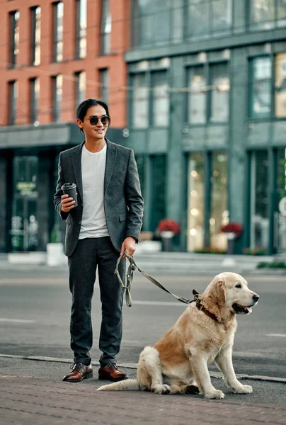 Hombre Negocios Asiático Ciudad Joven Confiado Paseando Aire Libre Traje Imagen De Stock