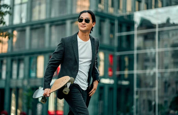 Hombre Negocios Asiático Ciudad Joven Confiado Caminando Aire Libre Traje Fotos De Stock