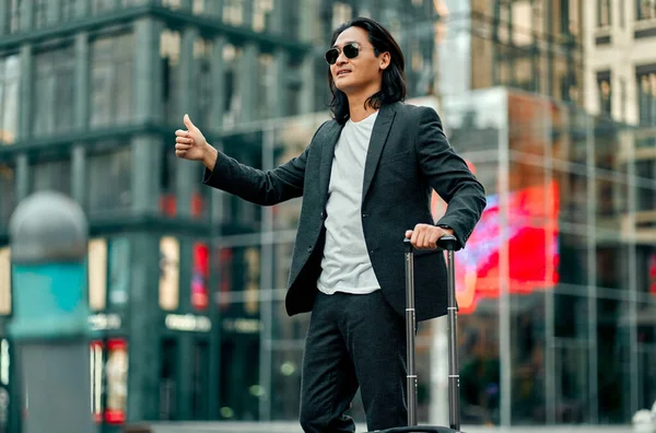 Asiatische Geschäftsleute Der Stadt Selbstbewusster Junger Mann Anzug Und Sonnenbrille lizenzfreie Stockfotos