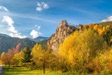 Ortaçağ şatosu Strecno sonbahar dağ manzarasında, Slovakya, Avrupa.