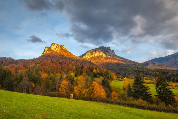 Jesienny Krajobraz Wiejski Szczytami Gór Tle Dolina Vratna Parku Narodowym — Zdjęcie stockowe