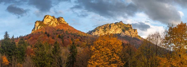 Jesienny Krajobraz Wiejski Szczytami Gór Tle Dolina Vratna Parku Narodowym — Zdjęcie stockowe