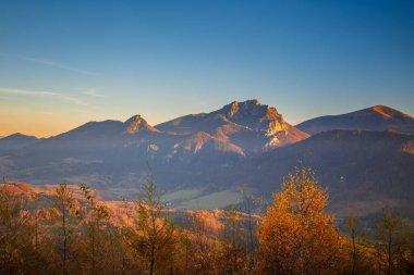 Arka planda dağlar olan sonbahar kırsal manzarası. Mala Fatra Milli Parkı, Slovakya, Avrupa.