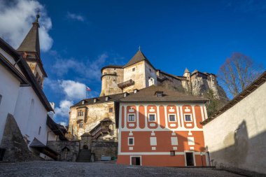 Ortaçağ Orava kalesinin avlusu, Slovakya, Avrupa.