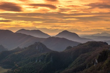 Sonbaharda gün batımında güzel dağlık bir ülke. Ulusal Doğa Rezervi Sulov Kayalıkları, Slovakya, Avrupa.