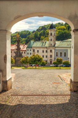 Kremnica 'nın merkezindeki tarihi cadde, önemli bir ortaçağ maden kasabası, Slovakya, Avrupa.