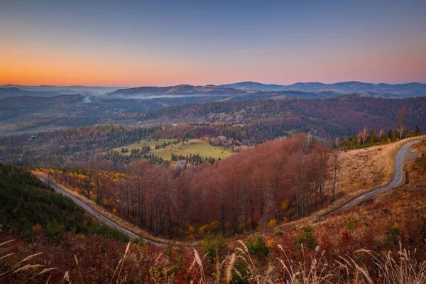 Landelijk Landschap Met Zandweg Heuvels Bossen Herfstkleuren Bij Zonsondergang — Stockfoto