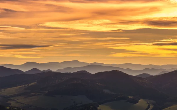 Berg Färgade Nyanser Orange Vid Solnedgången Hösten — Stockfoto