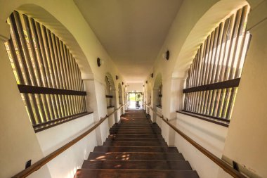 Kremnica 'daki kasaba şatosunun merdivenleri, önemli bir ortaçağ maden kasabası, Slovakya, Avrupa.