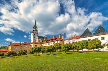 Kremnica 'daki kasaba şatosuyla ana meydan, önemli ortaçağ maden kasabası, Slovakya, Avrupa.