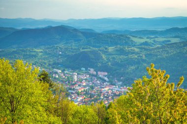 Kremnica 'nın yukarısından bakıldığında, önemli bir ortaçağ madencilik kasabası, dünyanın hala çalışan en eski nane şekeri Slovakya, Avrupa.
