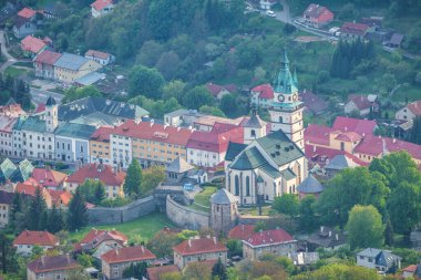 Kremnica 'nın yukarısından bakıldığında, önemli bir ortaçağ madencilik kasabası, dünyanın hala çalışan en eski nane şekeri Slovakya, Avrupa.