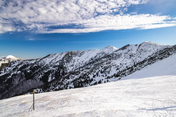 Parlak mavi gökyüzünün altındaki karlı dağ sıraları. Slovakya 'nın kuzeybatısındaki Mala Fatra Milli Parkı, Avrupa.
