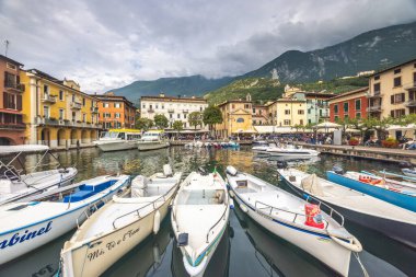 MALCESINE, İtalya - 30 Mayıs 2024: Garda Gölü kıyısındaki liman.