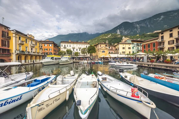 MALCESINE, İtalya - 30 Mayıs 2024: Garda Gölü kıyısındaki liman.