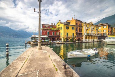 MALCESINE, İtalya - 30 Mayıs 2024: Garda Gölü kıyısındaki liman.