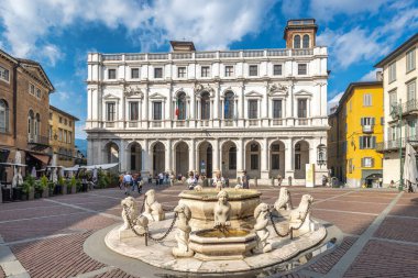 BERGAMO, İTALYA - 28 Mayıs 2024: Bergamo 'daki Piazza Vecchia Meydanı.