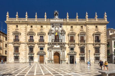 Granada, İspanya - 5 Eylül 2024: Granada Kraliyet Başbakanlığı. Güneşli bir plazadaki büyük tarihi bina. Zarif mimari ve karmaşık detaylar.