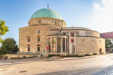 Pecs, Macaristan - 13 Temmuz 2024: Pasha Qasim Camisi. Turkuaz kubbeli tarihi bir cami, mimari güzelliği ve kültürel önemi sergiliyor, Avrupa 'da bir şehrin mirası..