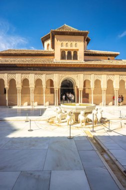 Granada, İspanya - 5 Eylül 2024: Aslanlar Mahkemesi ve Alhambra kompleksindeki merkez çeşmesi. Merkezi çeşme ve kemerli sütunlarla süslü avlu..