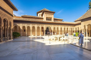 Granada, İspanya - 5 Eylül 2024: Aslanlar Mahkemesi ve Alhambra kompleksindeki merkez çeşmesi. Tarihi bir sarayın güneşli avlusu.