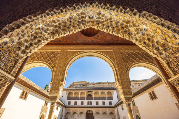 Гранада, Испания - 5 сентября 2024 года: Восточные арки при дворе Миртлов в историческом дворце Насрид комплекса Альгамбра.