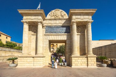 Cordoba, İspanya - 7 Eylül 2024: Rönesans kapısı Puerta del Puente. Zafer kemeri, klasik mimari, yürüyen insanlar, güneşli bir gün..