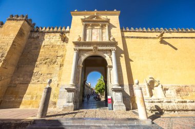 Cordoba, İspanya - 7 Eylül 2024: Cordoba Camii Katedrali, Varsayım Leydimizin Katedrali. Tarihi bir avlunun girişi. Güneş ışığı eskimiş taş işçiliğini aydınlatır.