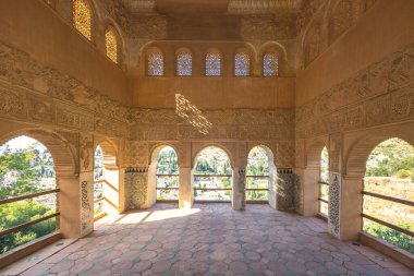 Granada, İspanya - 5 Eylül 2024: Alhambra kompleksindeki Partal Sarayı 'nda gözcülük. Archways ve Karmaşık Tasarımlı Sunlit Saray Odası