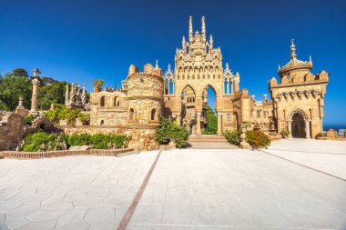 Benalmadena, İspanya - 6 Eylül 2024: Kristof Kolomb onuruna inşa edilen Castillo de Colomare kalesi. Süslü kale girişi ve avlusu.