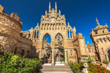 Benalmadena, İspanya - 6 Eylül 2024: Kristof Kolomb onuruna inşa edilen Castillo de Colomare kalesi. Karmaşık taş işçiliği ve verimli peyzaj ile süslü kale geçidi.