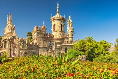 Benalmadena, İspanya - 6 Eylül 2024: Kristof Kolomb onuruna inşa edilen Castillo de Colomare kalesi. Peri masalı şatosu canlı bir bahçeye kurulmuş, güneş ışığıyla yıkanmış..