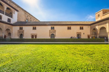 Granada, İspanya - 5 Eylül 2024: Tarihi Alhambra Sarayı 'ndaki Myrtles Sarayı.