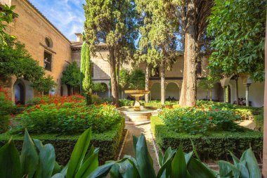 Granada, İspanya - 5 Eylül 2024: Alhambra kompleksinde çeşmeli Lindaraja Avlusu. Çeşmeli, yemyeşil ve uzun ağaçlı sakin bir bahçe..