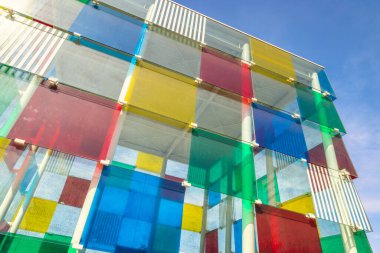 Malaga, İspanya - 12 Eylül 2024: Pompidou Merkezi kompleks binası. Renkli cam paneller berrak mavi gökyüzüne karşı canlı ve modern bir yapı oluşturuyor..