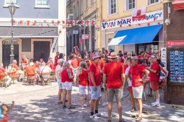 Cebelitarık, Birleşik Krallık - 10 Eylül 2024: Cebelitarık Ulusal Günü kutlamaları. Kalabalık güneşli bir kasaba meydanında toplanıyor, çoğu kırmızı giyiyor, neşeli bir atmosferin tadını çıkarıyor..